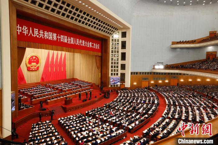 3月5日，十四屆全國(guó)人大二次會(huì)議在北京人民大會(huì)堂開幕?！≈行律缬浾?韓海丹 攝