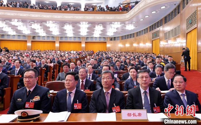 3月5日，十四屆全國(guó)人大二次會(huì)議在北京人民大會(huì)堂開幕。圖為部長(zhǎng)列席會(huì)議。中新社記者 盛佳鵬 攝