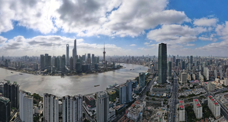 從上海虹口區(qū)北外灘空中俯瞰中國(guó)(上海)自由貿(mào)易試驗(yàn)區(qū)陸家嘴片區(qū)(2023年1月10日攝，無人機(jī)全景照片)。新華社記者 方喆 攝