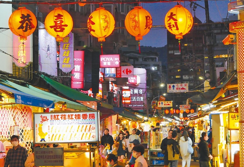 電價(jià)4月漲定了，民生及小商家用電漲幅5％起跳，最高則達(dá)10％，家家戶戶都受影響。圖為夜市店家燈火通明。（陳俊吉攝）
