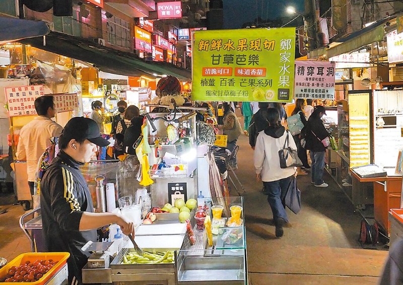 央行宣布升息半碼，房貸負(fù)擔(dān)將加重，再漲電價(jià)勢(shì)必會(huì)帶動(dòng)物價(jià)飛漲。小資族感嘆日子更難過(guò)，恐怕連臭豆腐、雞排都快吃不起。（陳俊吉攝）