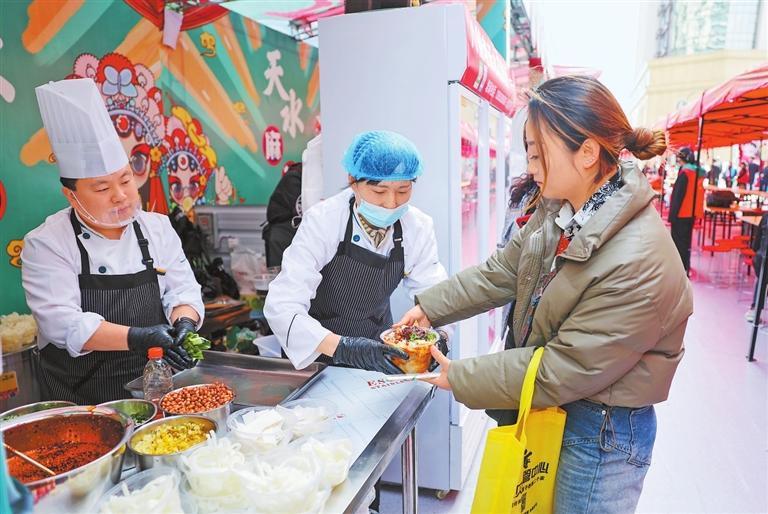 天水“麻辣燙一條街”吸引游客“打卡”。新甘肅·甘肅日?qǐng)?bào)記者 馮樂(lè)凱