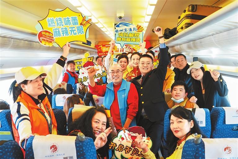 旅客乘坐天水“麻辣燙”專列。新甘肅·甘肅日?qǐng)?bào)通訊員 宋佳龍