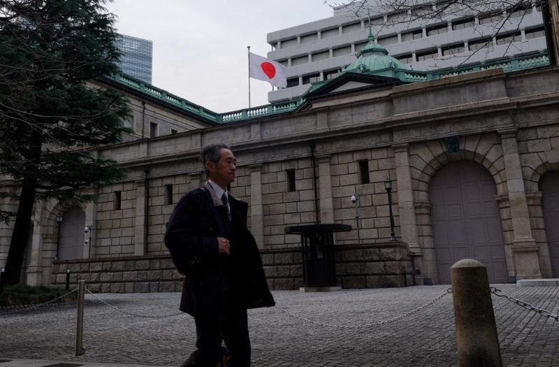 3月19日，一名行人從日本東京的日本銀行總部前走過。（圖源：新華社）