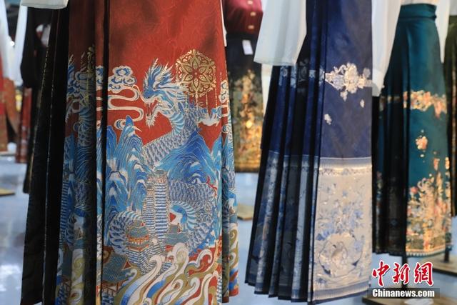 上世紀90年代，“影樓風”“戲風”吹到了曹縣，村民開始在農閑的時候生產影樓服裝和戲服。郝兆紅 攝.jpeg
