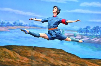 3月2日，演員在表演芭蕾舞劇《紅色娘子軍》。新華社記者 郭程攝.jpeg