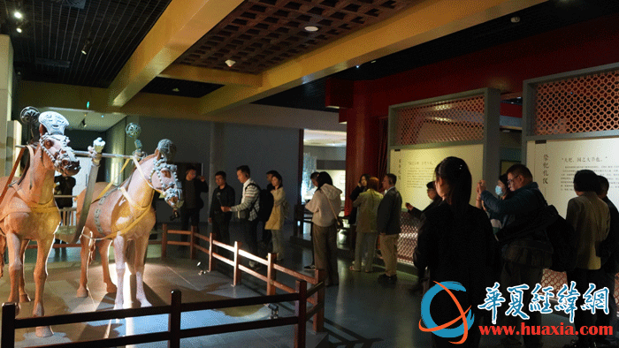 采訪團(tuán)一行探訪寶雞青銅器博物院。(攝影：虞鷹)