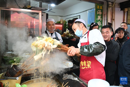 近日，天水市秦州區(qū)的天水名優(yōu)小吃城一麻辣燙店，商家為游客加工麻辣燙。 新華社記者 范培珅攝