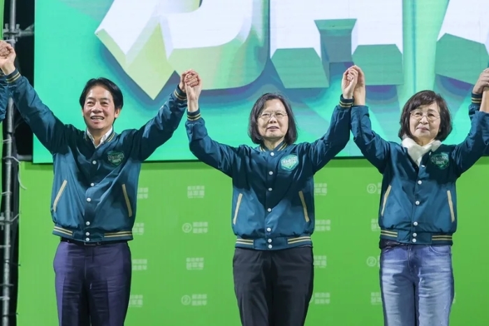 民進(jìn)黨賴清德（左）與民意代表候選人蘇治芬（右）在云林虎尾舉行造勢晚會.webp