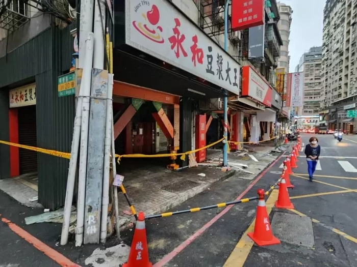 4月3日大地震新北疏散超過400人，有12棟建物被標(biāo)示紅、黃單危險(xiǎn)建物，其中土城區(qū)就占了6棟。圖為明德路危險(xiǎn)建物.webp