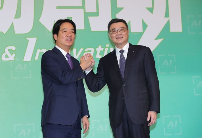 準(zhǔn)總統(tǒng)賴清德（左）10日宣布，520上任后由卓榮泰（右）擔(dān)綱行政院長1