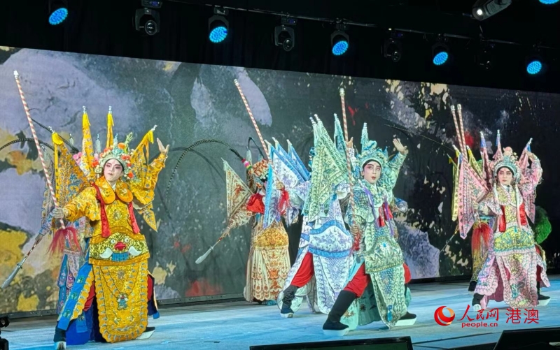 戲劇文化節(jié)的大型戲劇晚會(huì)演出現(xiàn)場(chǎng)。（本報(bào)記者富子梅攝）