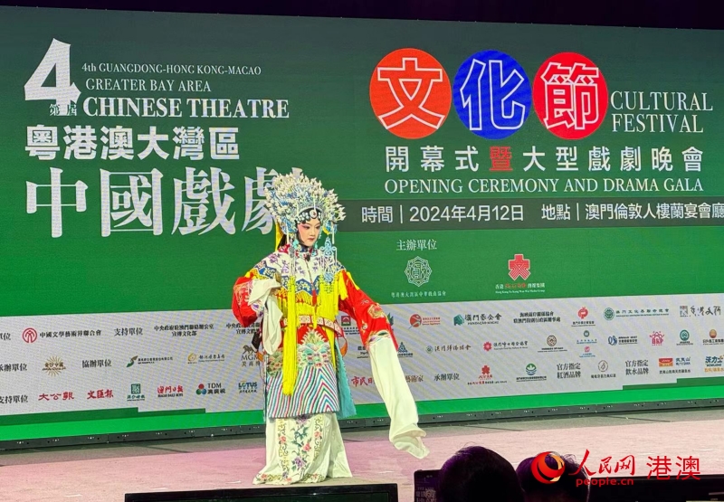 戲劇文化節(jié)開(kāi)幕現(xiàn)場(chǎng)小演員率先登場(chǎng)。（本報(bào)記者富子梅攝）