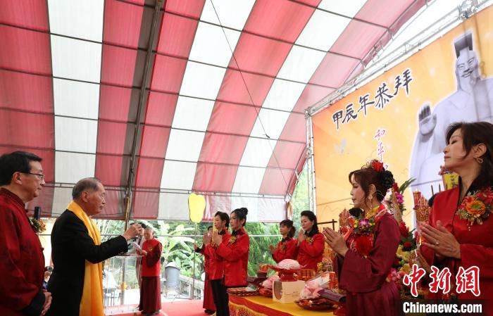 4月11日，臺灣甲辰年恭拜軒轅黃帝大典在臺灣桃園黃帝雷藏寺舉行，中國國民黨前副主席陳鎮(zhèn)湘(左二)擔(dān)任主拜官。中新社記者 劉舒凌 攝