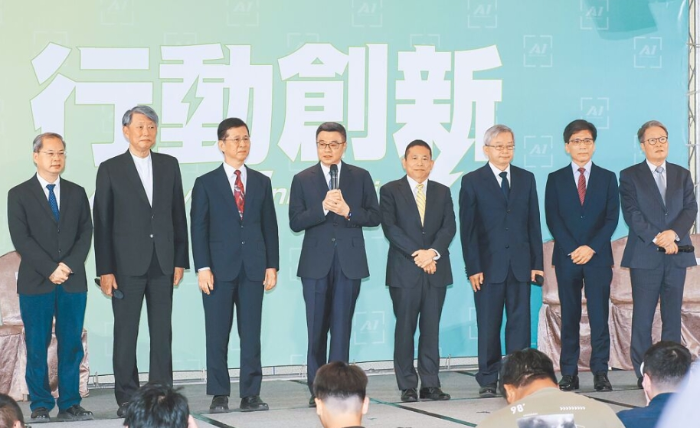 準(zhǔn)行政院長卓榮泰（左四）、準(zhǔn)行政院秘書長龔明鑫（左起）16日公布第3波人事，新內(nèi)閣成員由準(zhǔn)經(jīng)濟部長郭智輝、準(zhǔn)數(shù)發(fā)部長黃彥男、準(zhǔn)國發(fā)會主委劉鏡清、準(zhǔn)國科會主委吳誠文、準(zhǔn)金管會主委彭金隆、準(zhǔn)公共工程會主委陳金德?lián)?，全體一同合影