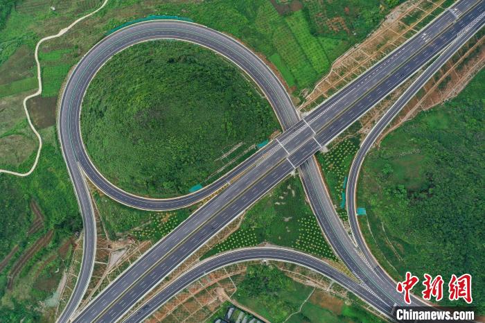 5月30日，航拍貴州貴黃高速公路谷龍互通?！■暮陚?攝