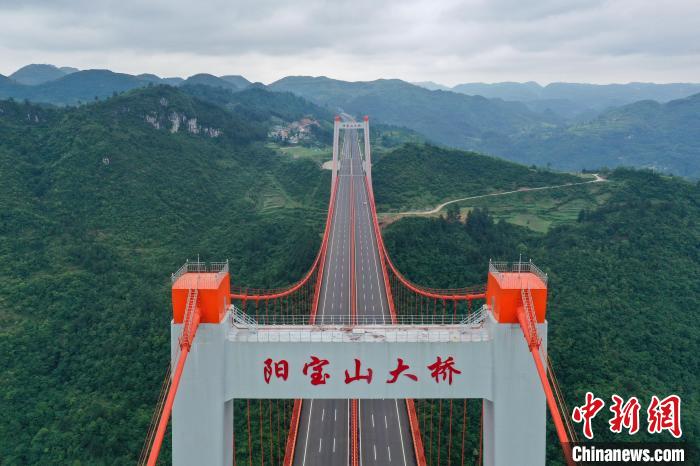 5月30日，航拍貴州貴黃高速公路陽(yáng)寶山特大橋?！■暮陚?攝