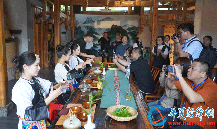 在國茶村茶廬，兩岸媒體人拍攝采訪黃金茶茶藝表演。（攝影：虞鷹）
