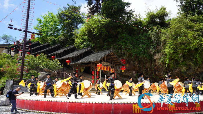 國茶村村民在雄戎古窯前進行民俗表演。（攝影：虞鷹）
