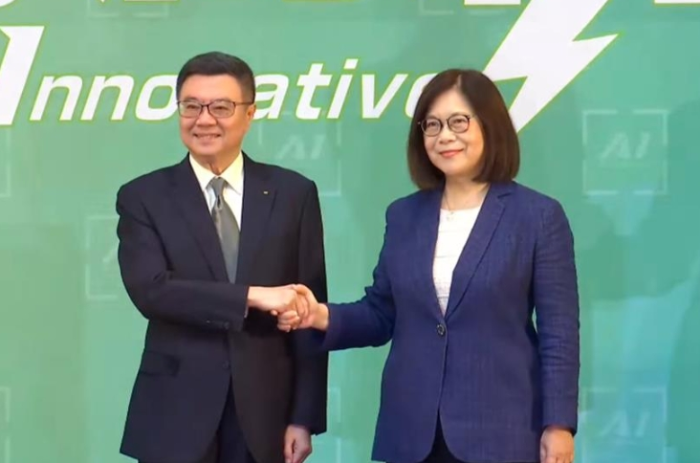 卓榮泰（左）23日宣布第五波人事，海委會主委管碧玲