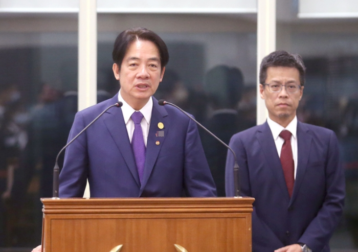 賴清德（中）、蔡英文辦公室副秘書長黃重諺（右）