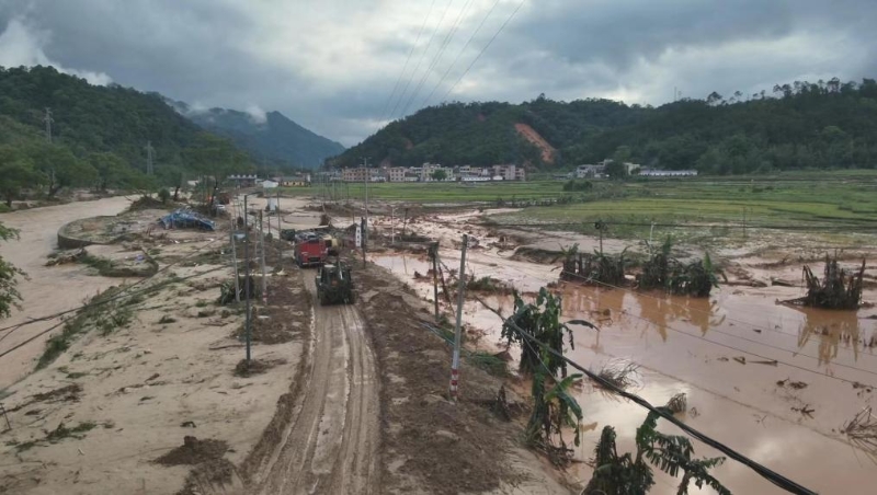 圖為4月22日凌晨，南方電網（廣東）綜合應急基地應急特勤隊進入韶關市武江區(qū)江灣鎮(zhèn)，協助恢復通訊及搶修復電。（受訪者供圖）2
