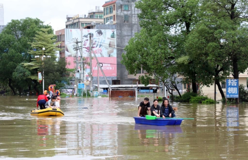 4月21日，廣東清遠英德市浛洸鎮(zhèn)居民在積水的道路上乘船出行。新華社記者 黃國保 攝