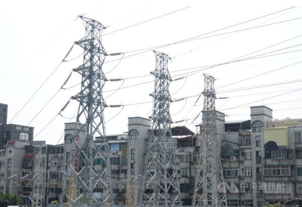 圖為臺(tái)灣新北市蘆洲區(qū)民宅附近的高壓電塔。（圖源：臺(tái)灣“中央社”）