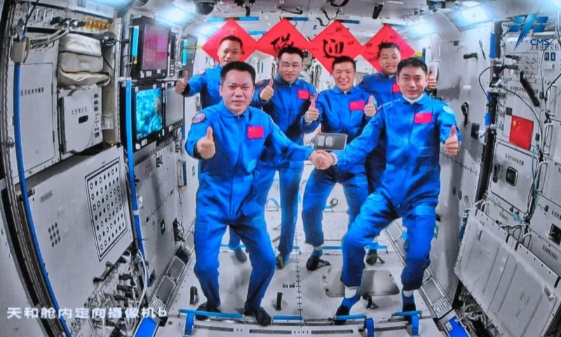 神舟十七號、神舟十八號兩個航天員乘組“太空會師”。來源：中國載人航天工程