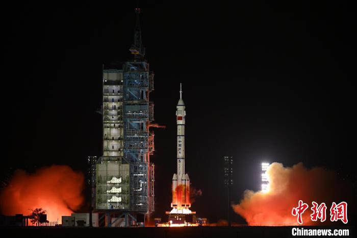 4月25日20時(shí)59分，搭載神舟十八號(hào)載人飛船的長(zhǎng)征二號(hào)F遙十八運(yùn)載火箭在酒泉衛(wèi)星發(fā)射中心點(diǎn)火發(fā)射，約10分鐘后，神舟十八號(hào)載人飛船與火箭成功分離，進(jìn)入預(yù)定軌道。目前，航天員乘組狀態(tài)良好，發(fā)射取得圓滿成功。(汪江波 攝)