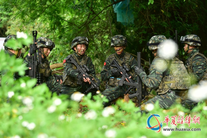 圖五：特戰(zhàn)隊(duì)員進(jìn)行戰(zhàn)術(shù)部署。王松青 攝_副本