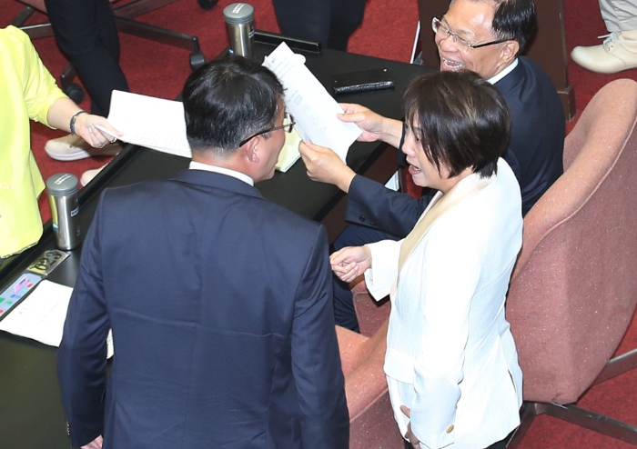 立法院26日院會表決民進黨團所提國會改革等法案變更議程案，投票期間，民進黨立委范雲（右）質疑民眾黨立委黃國昌（左）態(tài)度反覆，黃國昌則咆哮「欠你嗎？」（姚志平攝）