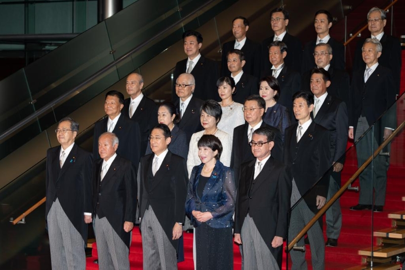 2023年9月13日，日本首相岸田文雄（前排中）在東京的首相官邸率閣僚合影。（圖源：新華社）