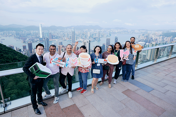 來(lái)自海內(nèi)外的會(huì)獎(jiǎng)旅游業(yè)界代表在香港領(lǐng)略獨(dú)特城市風(fēng)光。（香港旅游發(fā)展局供圖）