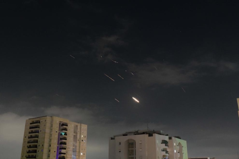 這是4月14日凌晨在以色列特拉維夫上空拍攝的以色列防空系統(tǒng)啟動攔截的畫面。（圖源：新華社）