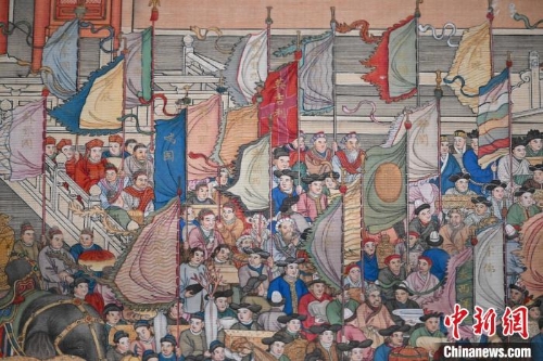 “紫禁城與凡爾賽宮——17、18世紀(jì)的中法交往”展覽中的展品《萬(wàn)國(guó)來(lái)朝圖》中繪有不同國(guó)家名稱(chēng)的旗幟，其中一面寫(xiě)著“法蘭西”?！√镉觋粩z.jpg
