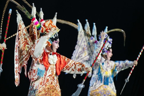 4月12日，澳門(mén)青年演員在第四屆粵港澳大灣區(qū)中國(guó)戲劇文化節(jié)開(kāi)幕戲劇晚會(huì)上表演原創(chuàng)粵劇《梅花香自苦寒來(lái)》。新華社記者 張金加 攝.JPG