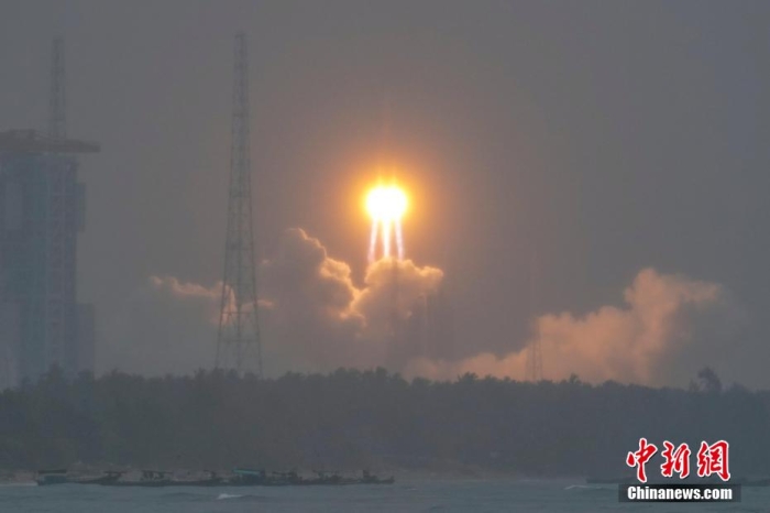 圖為嫦娥六號探測器由長征五號遙八運載火箭在中國文昌航天發(fā)射場成功發(fā)射。<a target='_blank' href='/' >中新網(wǎng)</a>記者 駱云飛 攝