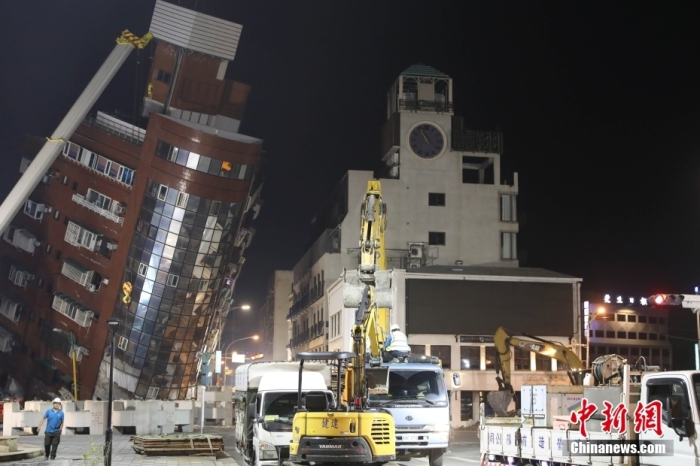4月3日7時58分在臺灣花蓮縣海域發(fā)生7.3級地震，震源深度12公里。震后，位于花蓮的天王星大樓發(fā)生嚴重傾斜，多人受困。據(jù)了解，地震發(fā)生時天王星大樓內(nèi)共有25人，截至目前已救出24人，1人待救援。圖為4月3日晚，天王星大樓救援現(xiàn)場。中新社記者 楊程晨 攝.jpg