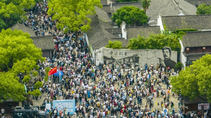 5月3日，游客在浙江省紹興市魯迅故里參觀游玩（無(wú)人機(jī)照片）。（圖源：新華社）