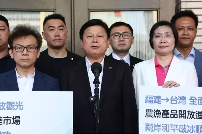 臺(tái)立法機(jī)構(gòu)國(guó)民黨團(tuán)總召傅崐萁（中）與16名一同赴陸參訪的藍(lán)營(yíng)民代們，在臺(tái)立法機(jī)構(gòu)議場(chǎng)前舉行“兩岸破冰和平之旅，振興臺(tái)灣百工百業(yè)”記者會(huì)，宣告此次赴大陸之行的各項(xiàng)惠臺(tái)成果。記者許正宏／攝影 圖片來源：臺(tái)灣“聯(lián)合新聞網(wǎng)”