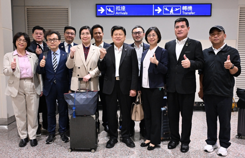 臺(tái)立法機(jī)構(gòu)國(guó)民黨團(tuán)總召傅崐萁（中）結(jié)束訪陸行程，并于28日深夜返臺(tái)。（資料照,陳麒全攝） 圖片來源：臺(tái)灣“聯(lián)合新聞網(wǎng)”