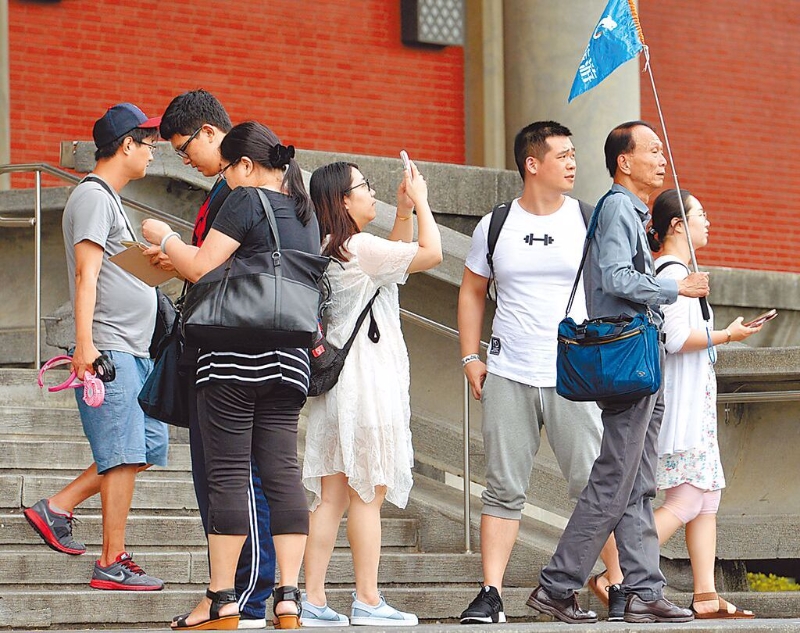 臺(tái)立法機(jī)構(gòu)國(guó)民黨團(tuán)總召傅崐萁呼吁臺(tái)行政機(jī)構(gòu)相關(guān)部門加把勁，1天開放15000至2萬陸客來臺(tái)。圖為陸客赴臺(tái)旅游情形。（示意圖，中時(shí)資料照） 圖片來源：臺(tái)灣“中時(shí)新聞網(wǎng)”