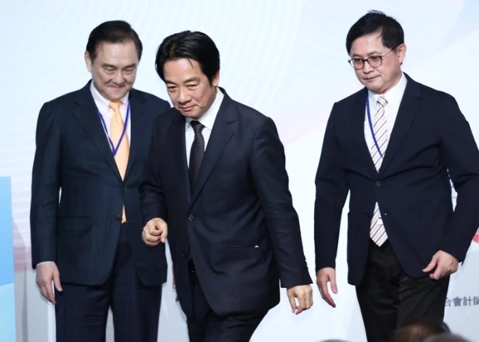 民進(jìn)黨智庫(kù)副董事長(zhǎng)童子賢（左）拋出核2、3廠延役等“大膽建議”，身為智庫(kù)董事長(zhǎng)的民進(jìn)黨主席賴清德（中），會(huì)不會(huì)鄭重參考？.webp