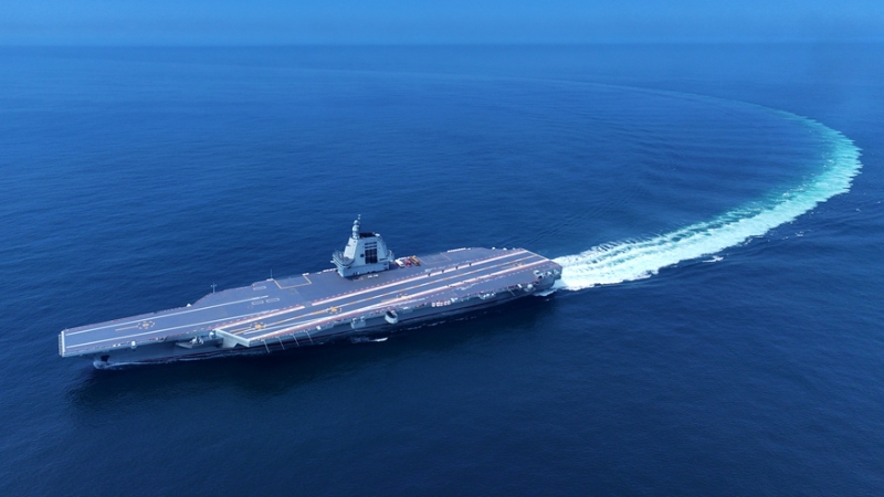 這是首航試驗(yàn)中的中國海軍福建艦（5月7日攝，無人機(jī)照片）。（圖源：新華社）