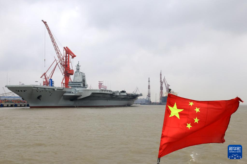 這是首航前靠泊在碼頭的福建艦（4月30日攝）。（圖源：新華社）