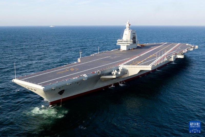 這是首航試驗(yàn)中的中國海軍福建艦（5月1日攝，無人機(jī)照片）。（圖源：新華社）