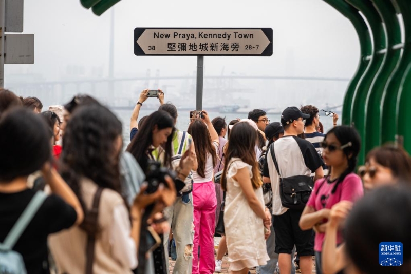 5月2日，游客在香港一處網(wǎng)紅景點打卡拍照。新華社記者 朱煒 攝