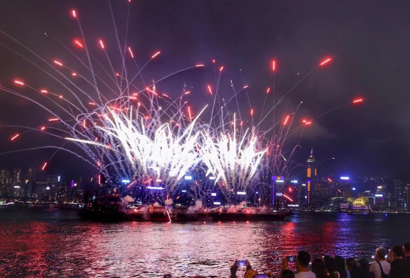 5月1日，“五一”海上煙火表演在香港維多利亞港舉行。新華社發(fā)
