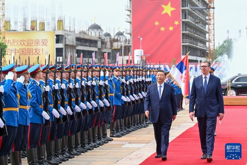 當(dāng)?shù)貢r(shí)間5月8日上午，國(guó)家主席習(xí)近平在貝爾格萊德塞爾維亞大廈同塞爾維亞總統(tǒng)武契奇舉行會(huì)談。這是會(huì)談前，武契奇為習(xí)近平舉行隆重歡迎儀式。新華社記者 李學(xué)仁 攝